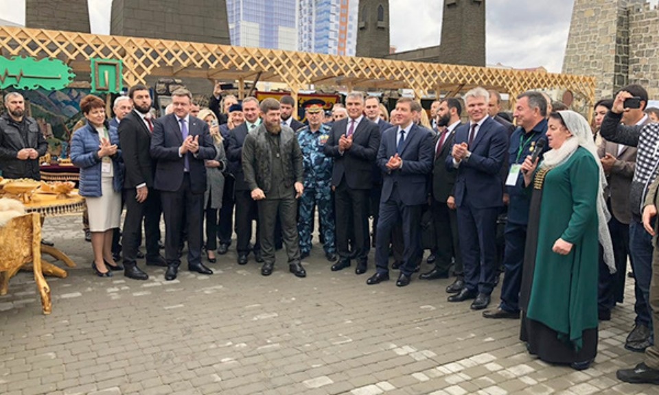 Иван Цецерский возложил цветы в Грозном