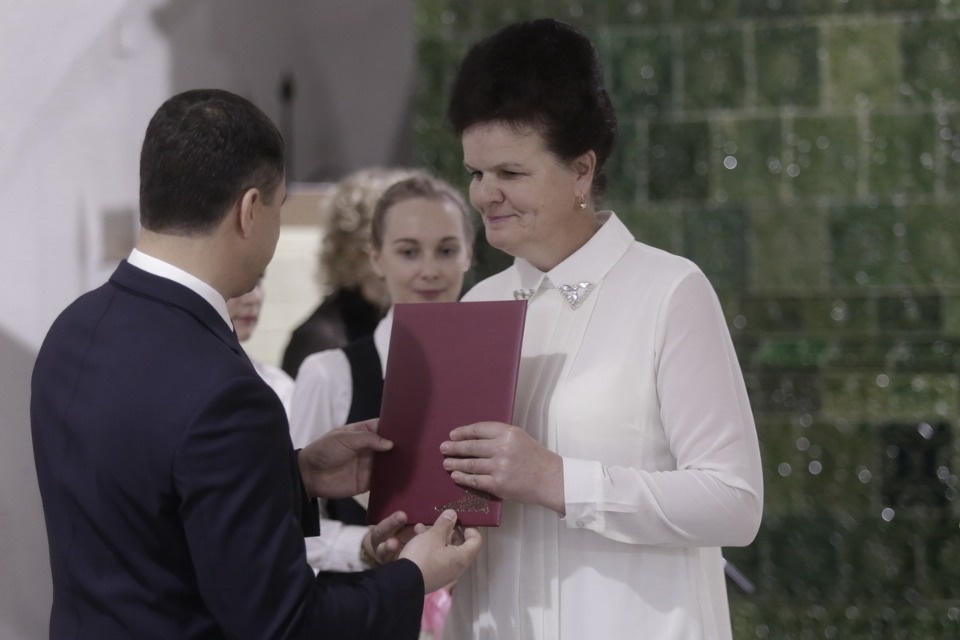 Михаил Ведерников вручил награды лучшим педагогам Псковской области