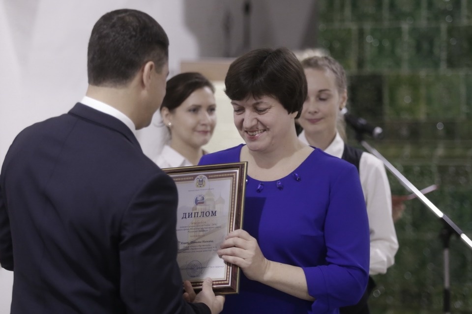 Михаил Ведерников вручил награды лучшим педагогам Псковской области