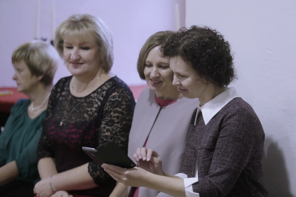 Михаил Ведерников вручил награды лучшим педагогам Псковской области