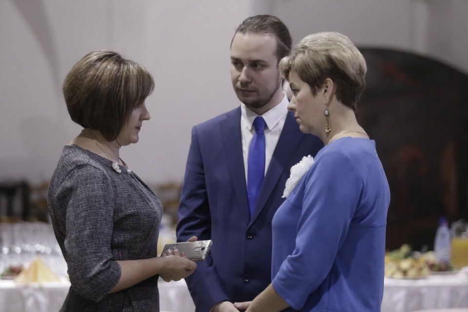 Михаил Ведерников вручил награды лучшим педагогам Псковской области