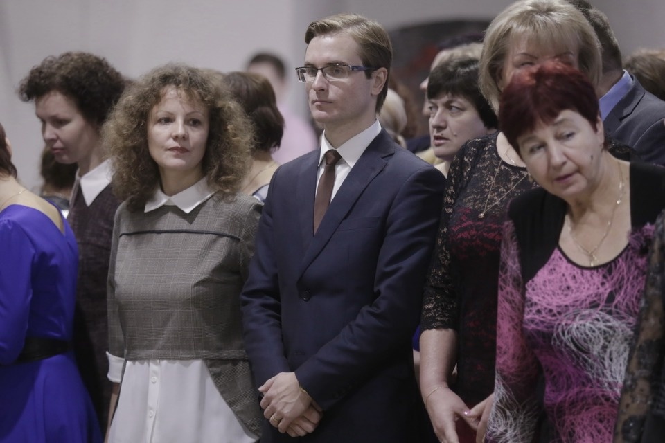 Михаил Ведерников вручил награды лучшим педагогам Псковской области