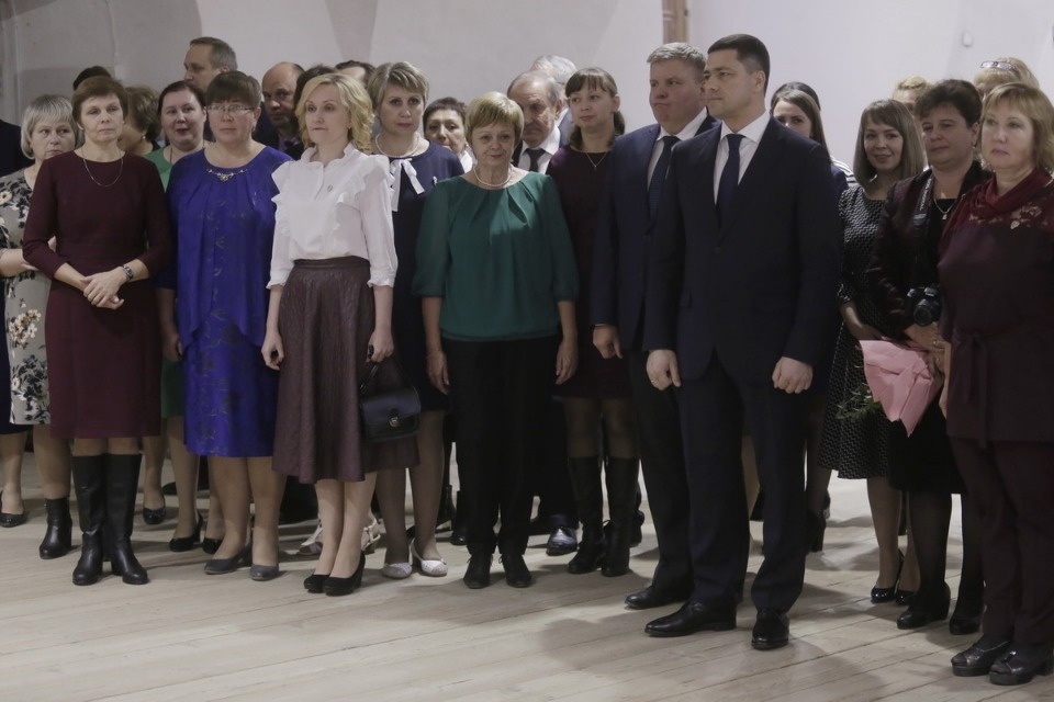 Михаил Ведерников вручил награды лучшим педагогам Псковской области