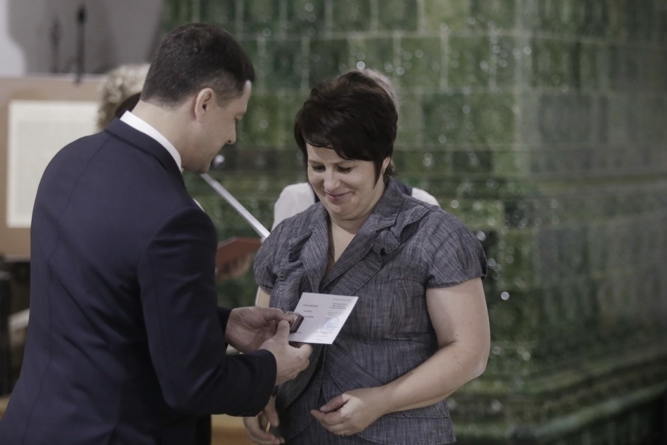 Михаил Ведерников вручил награды лучшим педагогам Псковской области