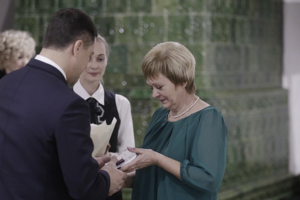 Михаил Ведерников вручил награды лучшим педагогам Псковской области