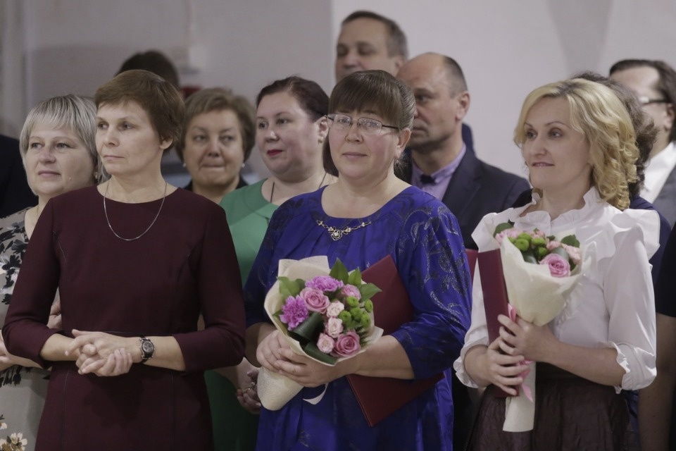 Михаил Ведерников вручил награды лучшим педагогам Псковской области