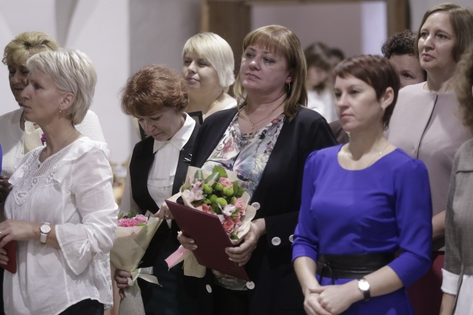 Михаил Ведерников вручил награды лучшим педагогам Псковской области
