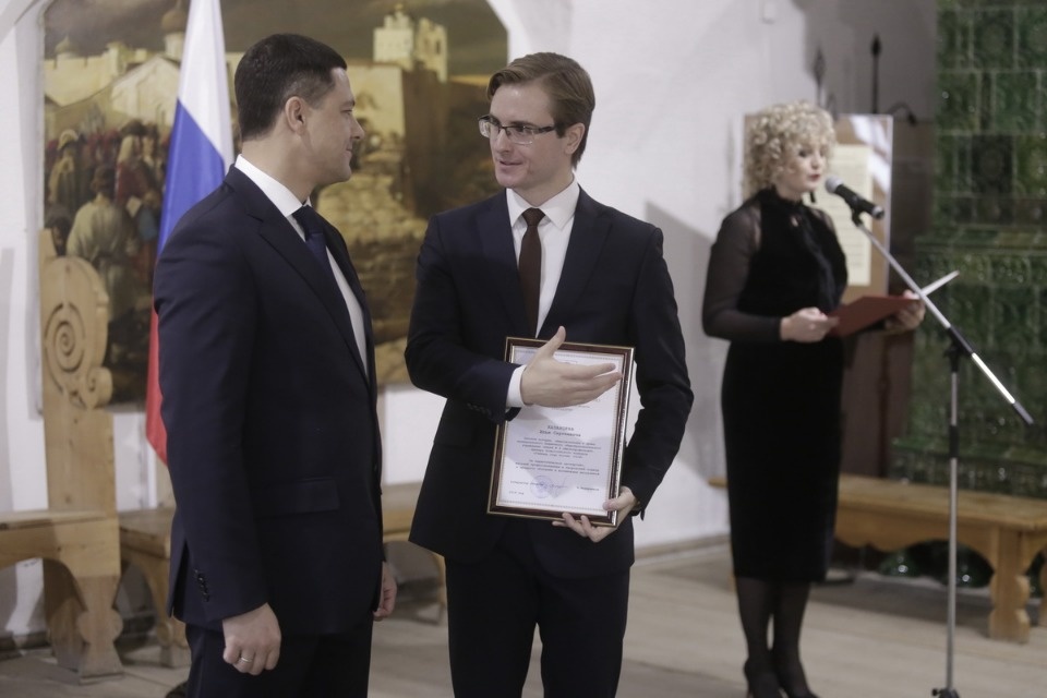 Михаил Ведерников вручил награды лучшим педагогам Псковской области