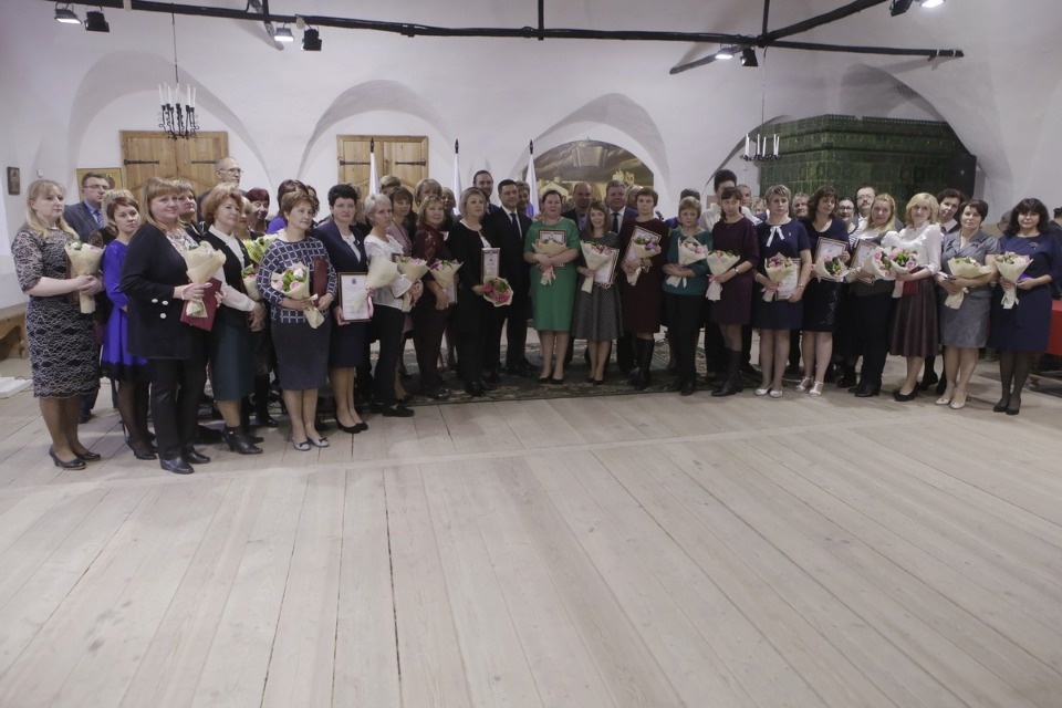 Михаил Ведерников вручил награды лучшим педагогам Псковской области