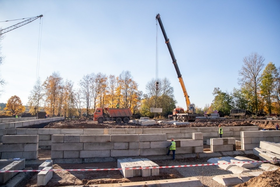 Ливневая канализация задерживает сроки строительства новой школы в Дно