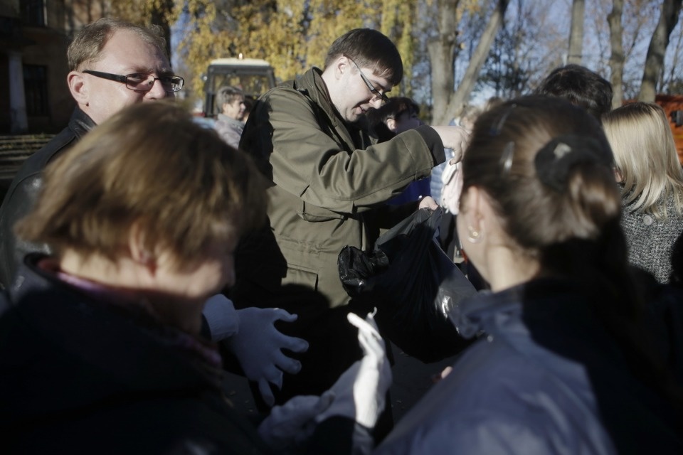 Администрация области на городском субботнике по уборке территории Администрация области на городском субботнике по уборке территории