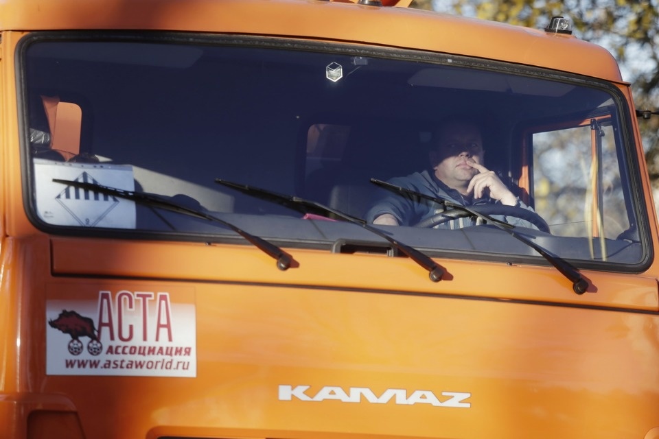 Администрация области на городском субботнике по уборке территории Администрация области на городском субботнике по уборке территории