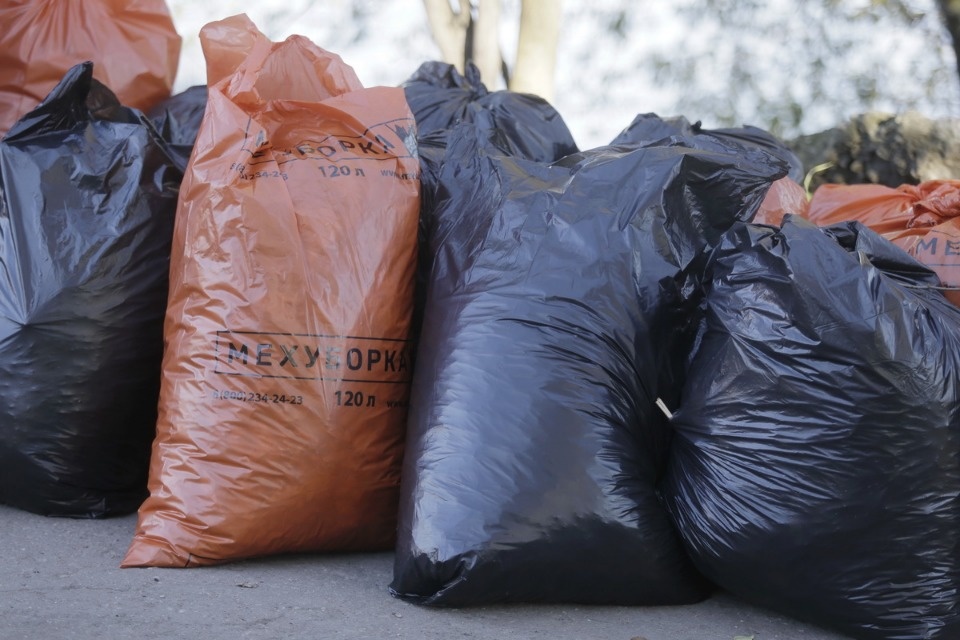 Администрация области на городском субботнике по уборке территории Администрация области на городском субботнике по уборке территории