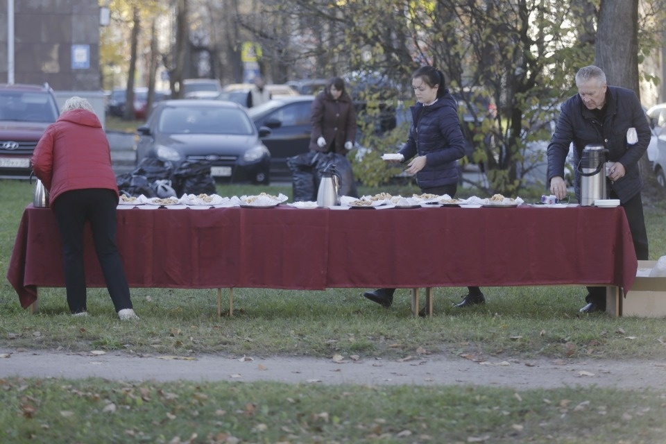 Администрация области на городском субботнике по уборке территории Администрация области на городском субботнике по уборке территории