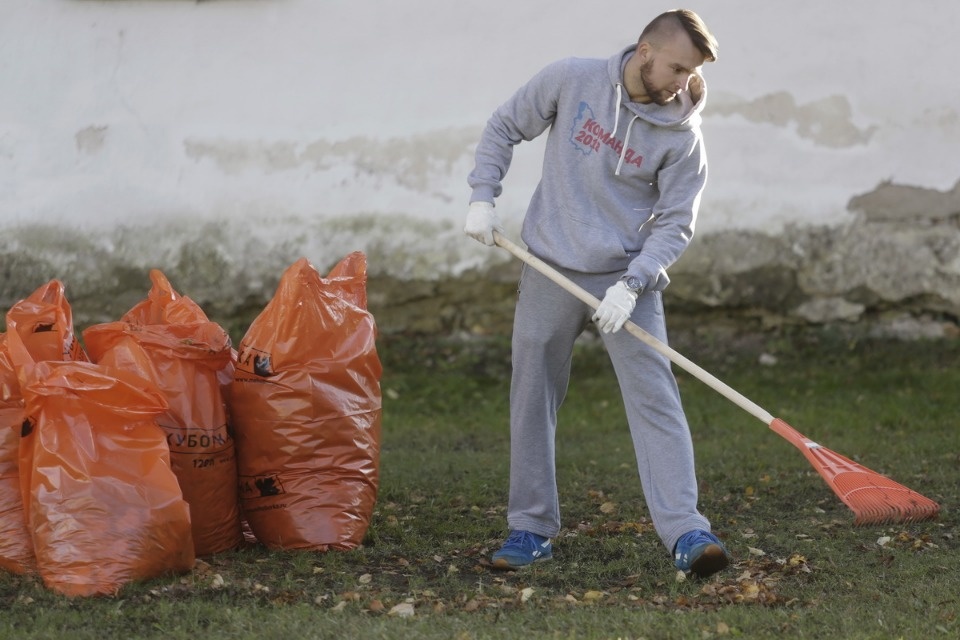 Администрация области на городском субботнике по уборке территории Администрация области на городском субботнике по уборке территории