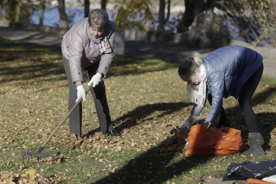 Администрация области на городском субботнике по уборке территории Администрация области на городском субботнике по уборке территории