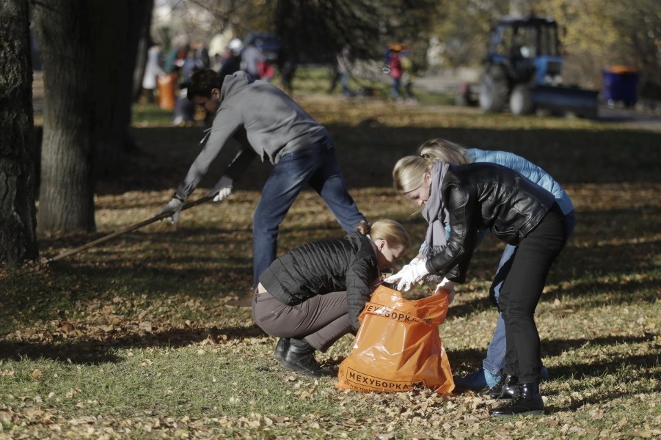 Администрация области на городском субботнике по уборке территории Администрация области на городском субботнике по уборке территории