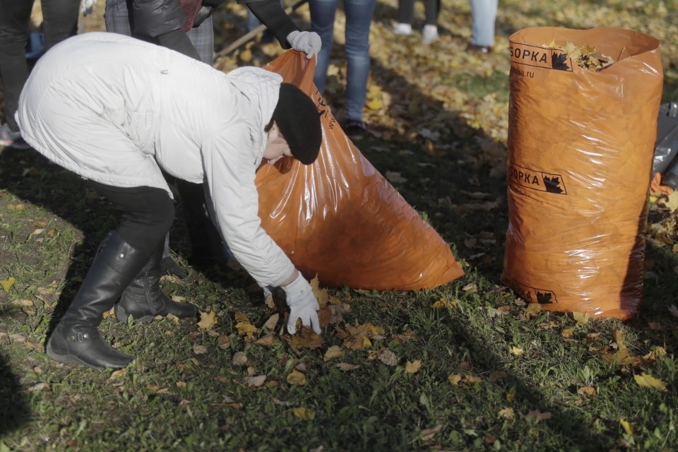 Администрация области на городском субботнике по уборке территории Администрация области на городском субботнике по уборке территории