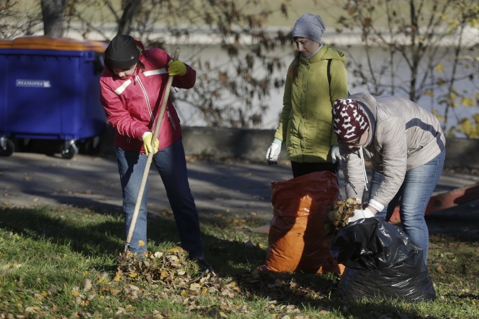 Администрация области на городском субботнике по уборке территории Администрация области на городском субботнике по уборке территории