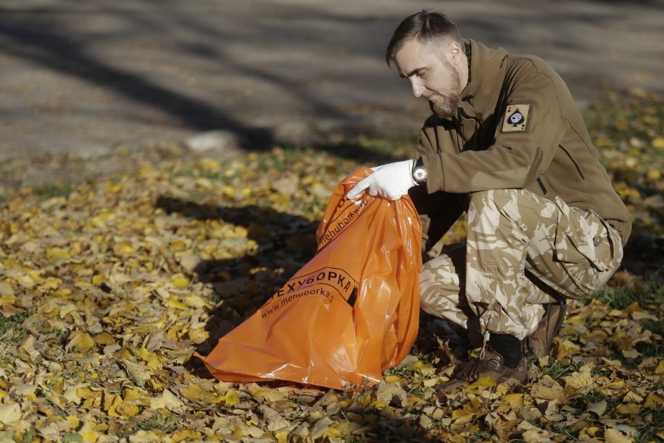 Администрация области на городском субботнике по уборке территории Администрация области на городском субботнике по уборке территории