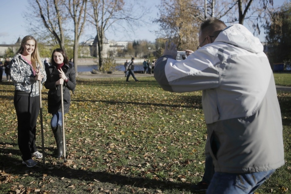 Администрация области на городском субботнике по уборке территории Администрация области на городском субботнике по уборке территории