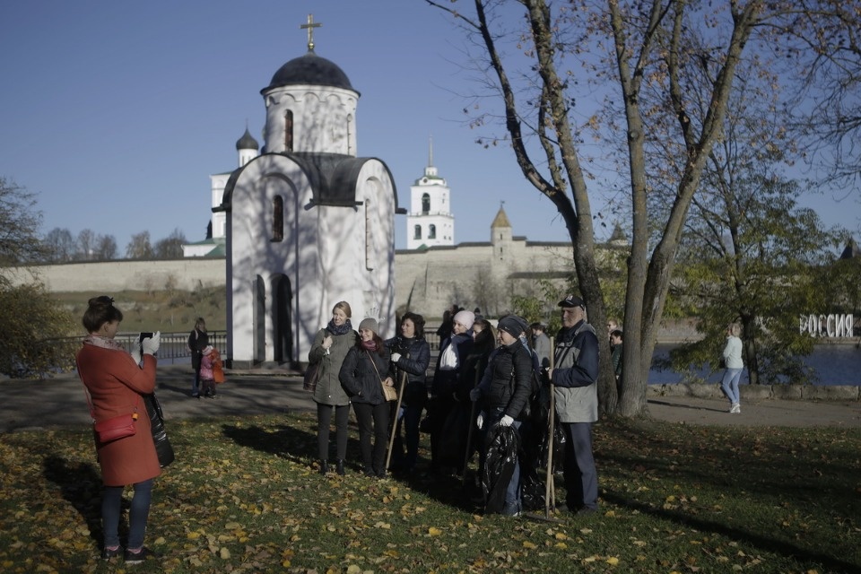 Администрация области на городском субботнике по уборке территории Администрация области на городском субботнике по уборке территории