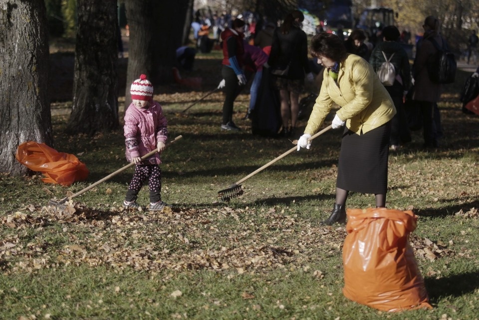 Администрация области на городском субботнике по уборке территории Администрация области на городском субботнике по уборке территории