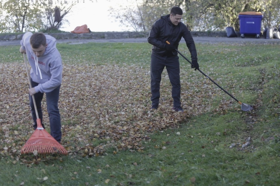 Администрация области на городском субботнике по уборке территории Администрация области на городском субботнике по уборке территории