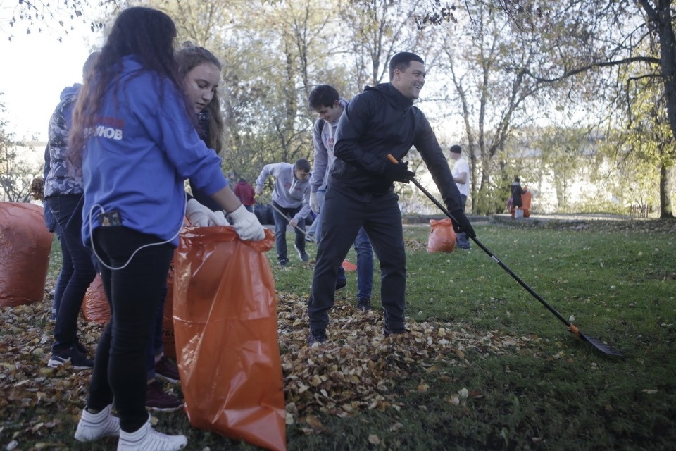 Администрация области на городском субботнике по уборке территории Администрация области на городском субботнике по уборке территории
