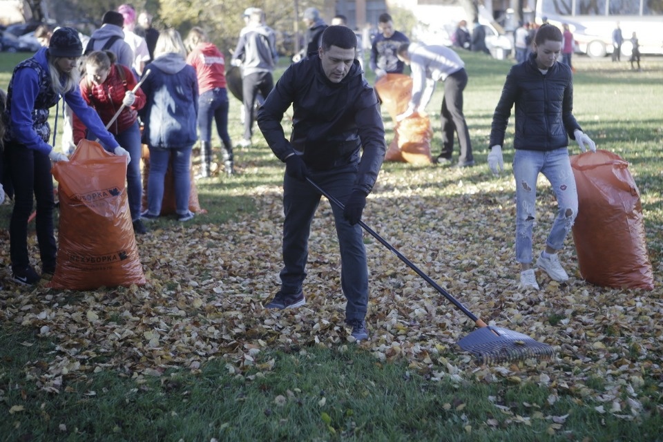 Администрация области на городском субботнике по уборке территории Администрация области на городском субботнике по уборке территории