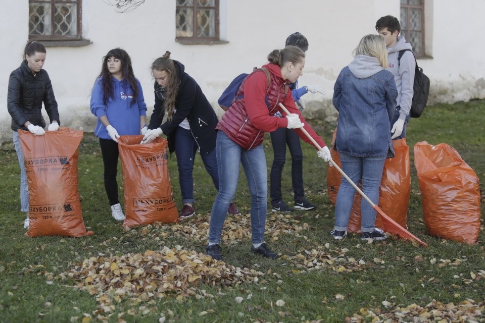 Администрация области на городском субботнике по уборке территории Администрация области на городском субботнике по уборке территории
