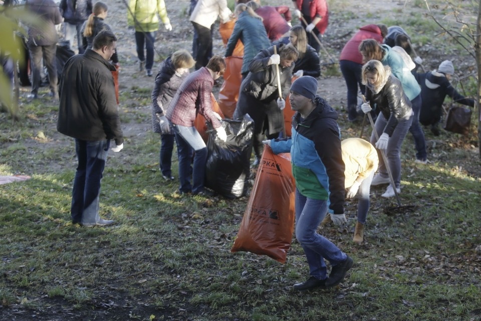 Администрация области на городском субботнике по уборке территории Администрация области на городском субботнике по уборке территории