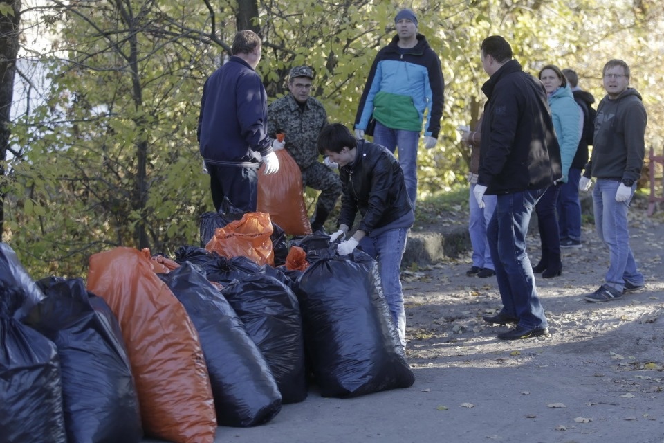 Администрация области на городском субботнике по уборке территории Администрация области на городском субботнике по уборке территории