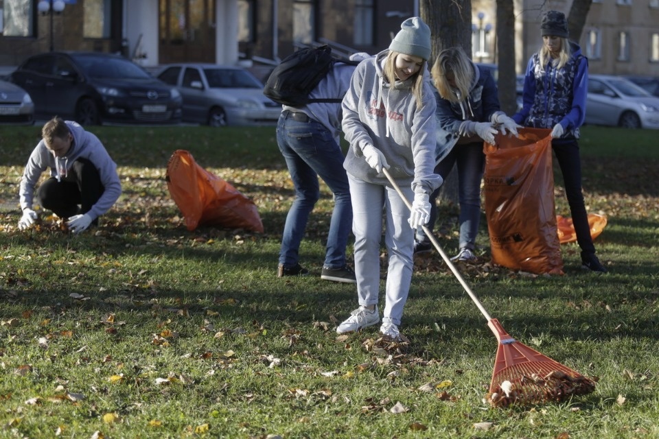 Администрация области на городском субботнике по уборке территории Администрация области на городском субботнике по уборке территории