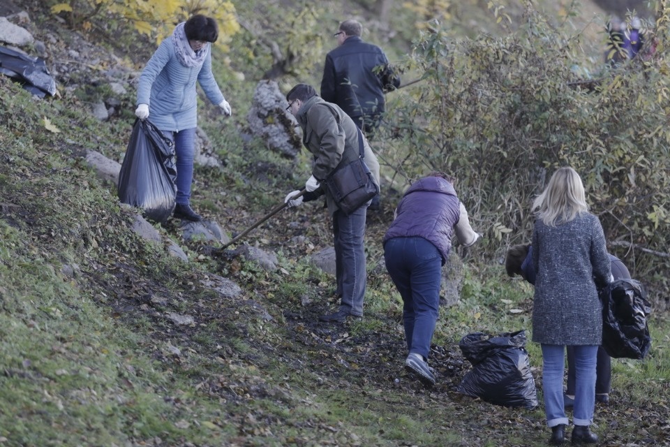 Администрация области на городском субботнике по уборке территории Администрация области на городском субботнике по уборке территории