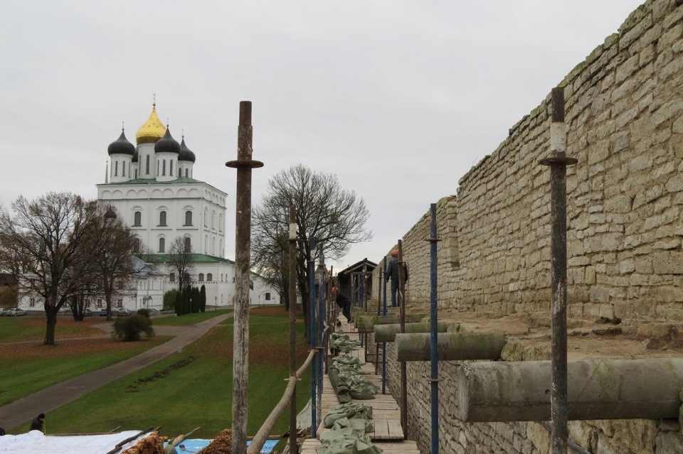 Началось восстановление сорванной в 2015 году кровли за Троицким собором (ФОТО)