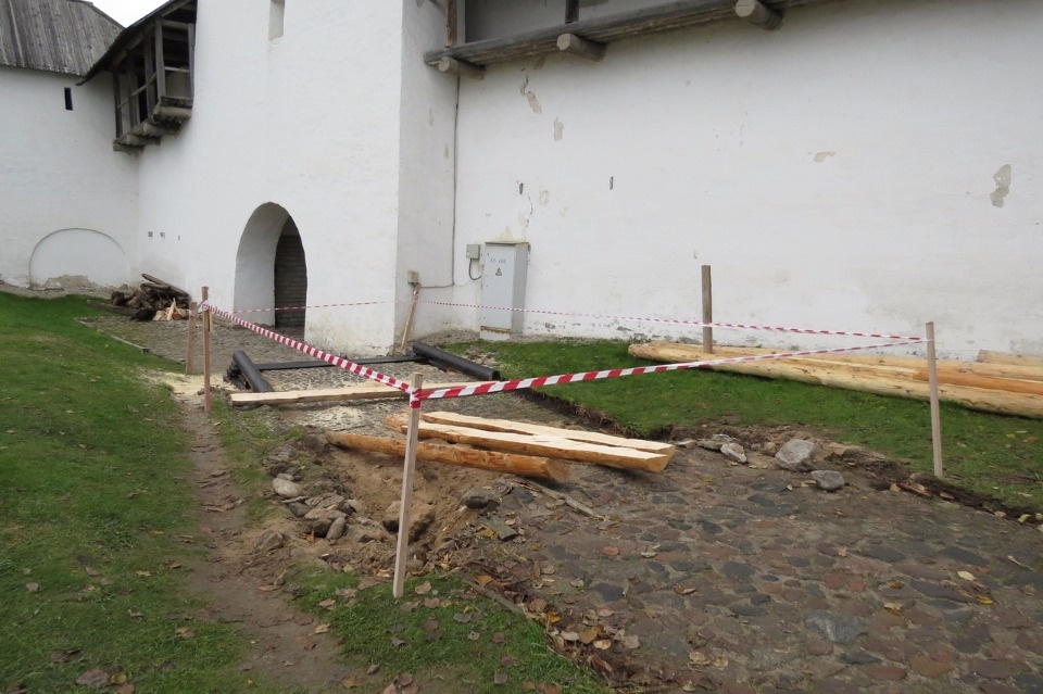 Началось восстановление сорванной в 2015 году кровли за Троицким собором (ФОТО)