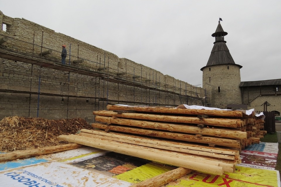 Началось восстановление сорванной в 2015 году кровли за Троицким собором (ФОТО)