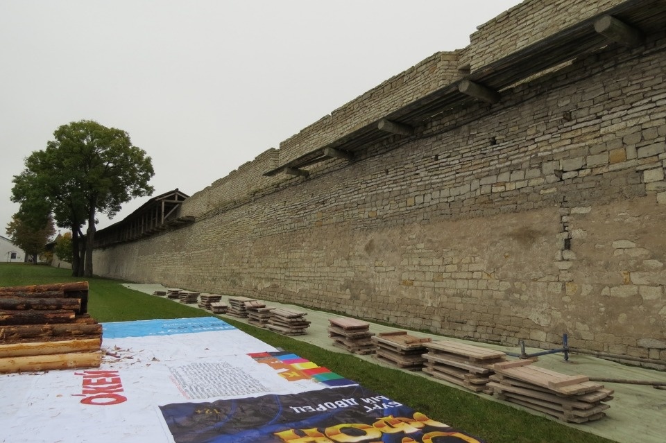 Началось восстановление сорванной в 2015 году кровли за Троицким собором (ФОТО)