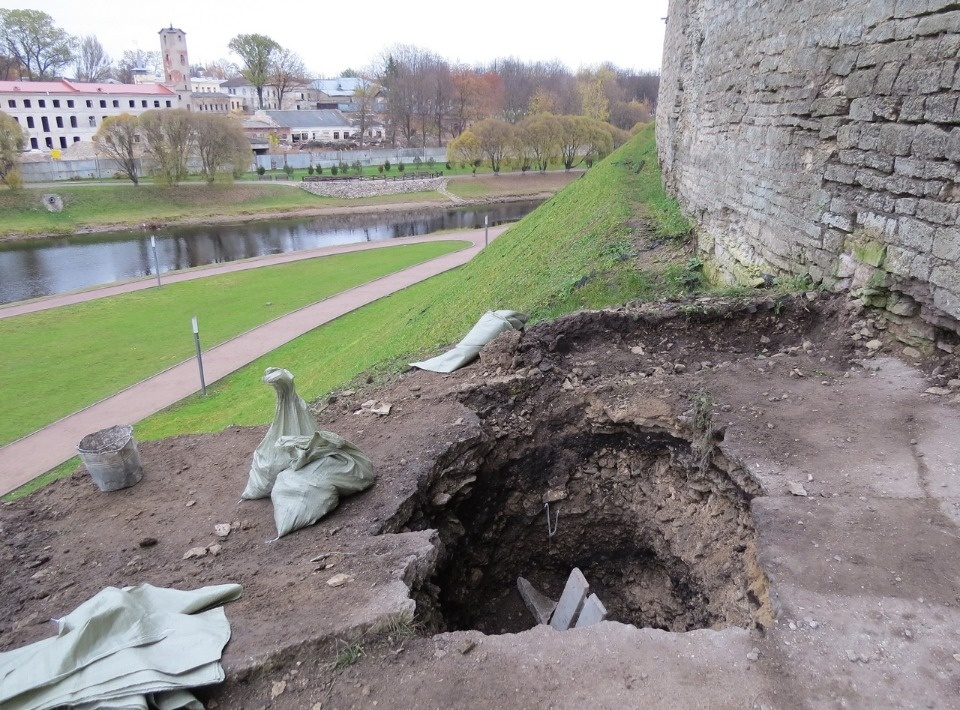 Началось восстановление сорванной в 2015 году кровли за Троицким собором (ФОТО)