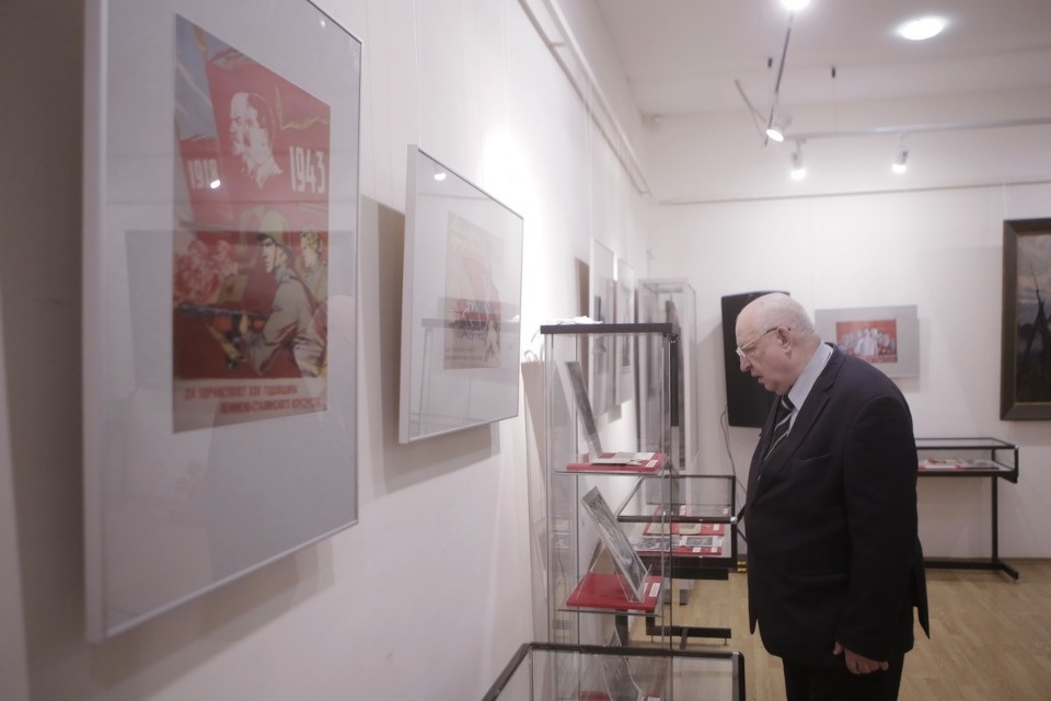 Выставка, посвященная 100-летию комсомола Выставка, посвященная 100-летию комсомола