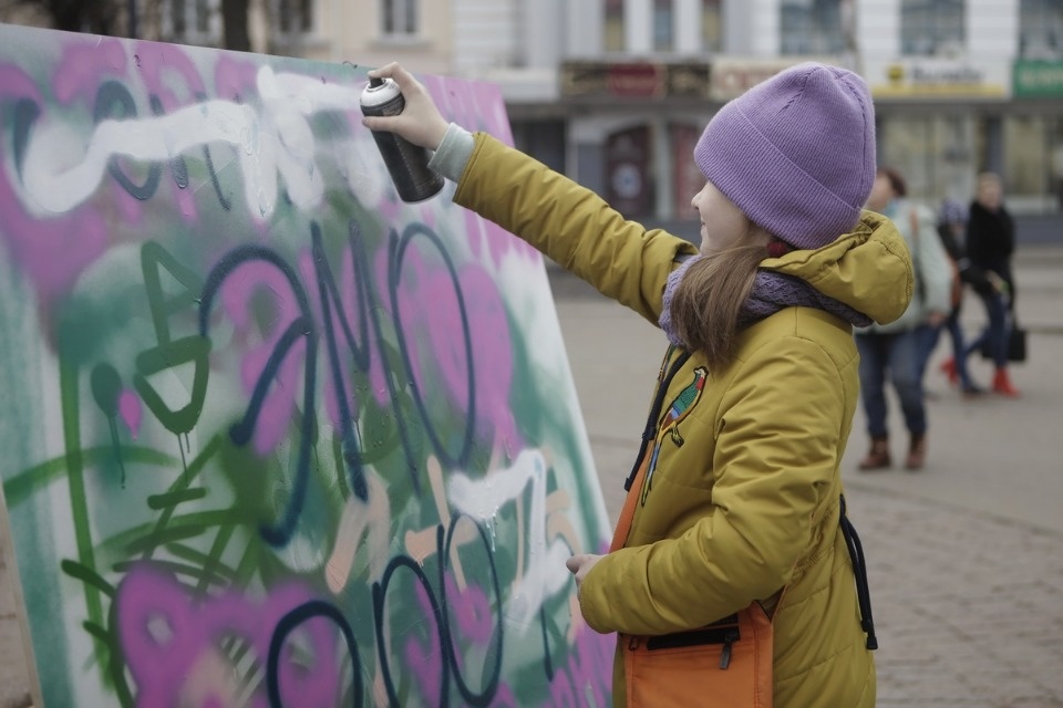 Псковичи отмечают праздник стрит-артом