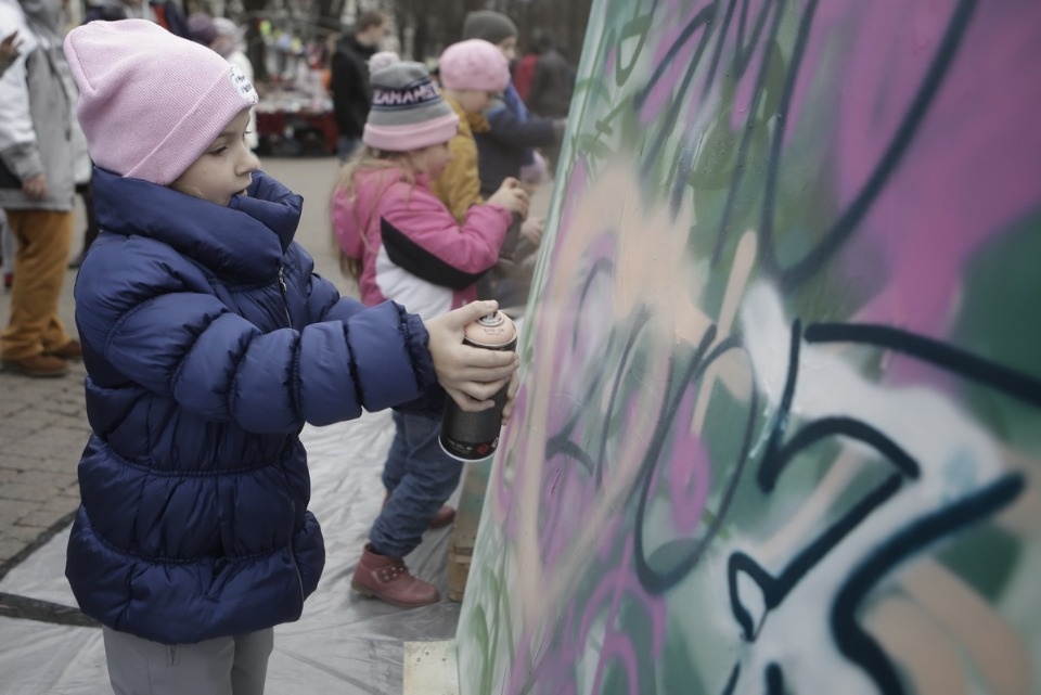 Псковичи отмечают праздник стрит-артом