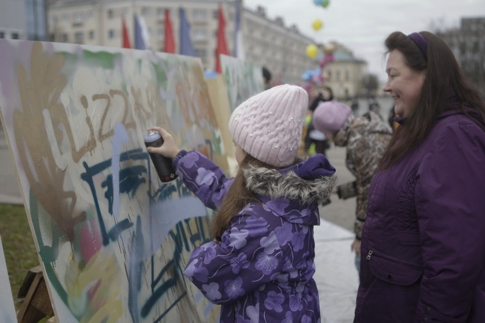 Псковичи отмечают праздник стрит-артом
