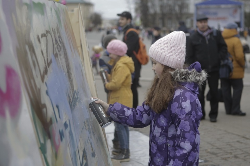 Псковичи отмечают праздник стрит-артом