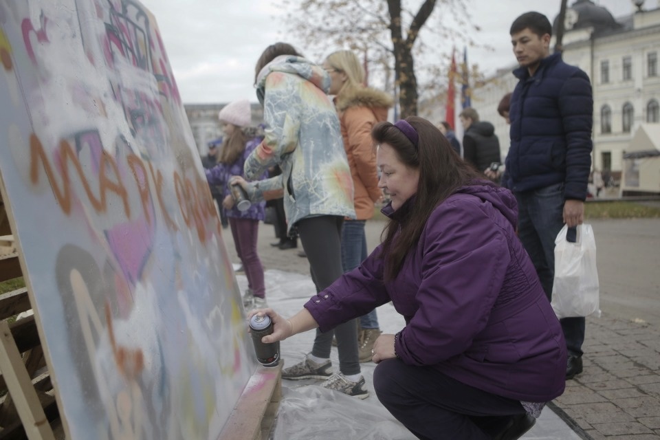 Псковичи отмечают праздник стрит-артом