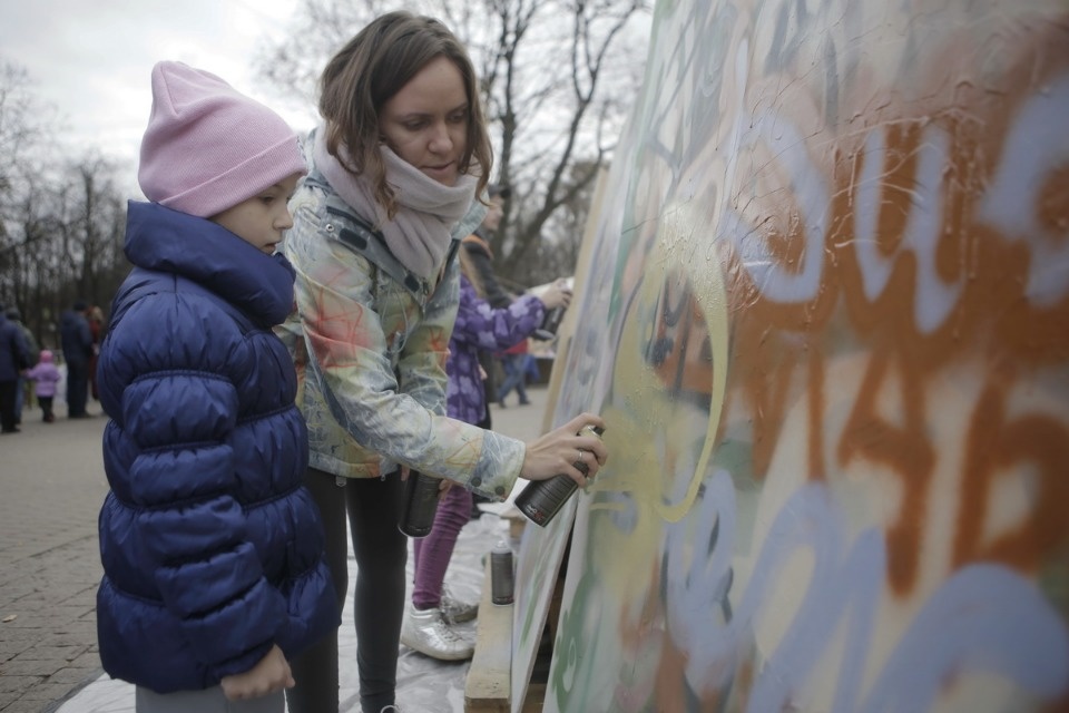Псковичи отмечают праздник стрит-артом