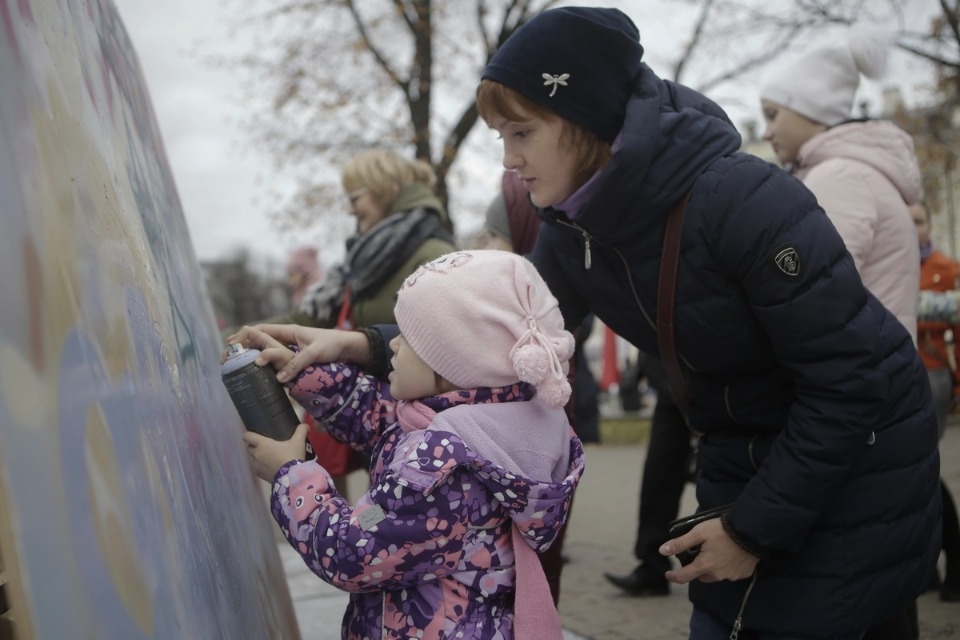 Псковичи отмечают праздник стрит-артом