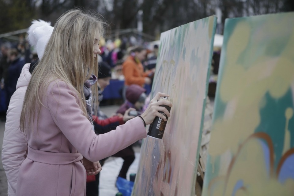 Псковичи отмечают праздник стрит-артом
