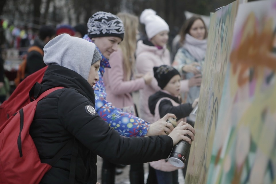 Псковичи отмечают праздник стрит-артом
